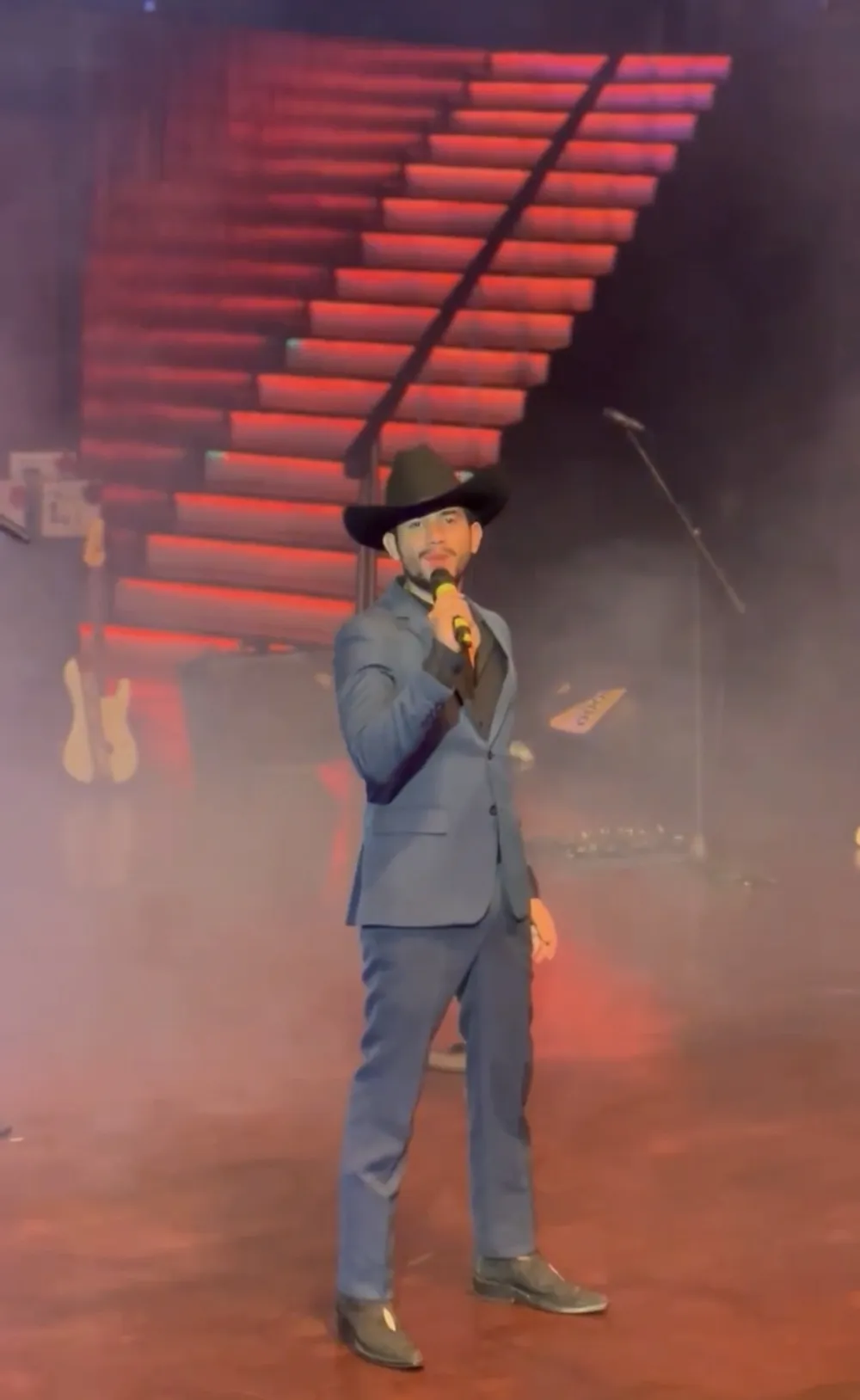 Ricky Aviel en escenario con sombrero vaquero